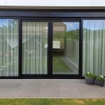 Aluminium schuifpui met zonwerend HR++ glas en smalle tussenstijl in moderne woning