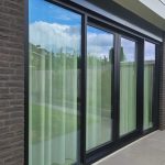 Moderne schuifpui met slanke profielen en geïntegreerde zonwerende beglazing