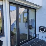 Strakke aluminium achterdeuren woning Deurne na complete make-over