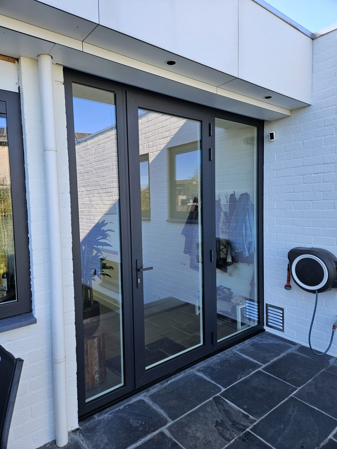 Strakke aluminium achterdeuren woning Deurne na complete make-over