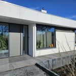 Moderne aluminium kozijnen met grote glaspartij in bungalow renovatie Deurne