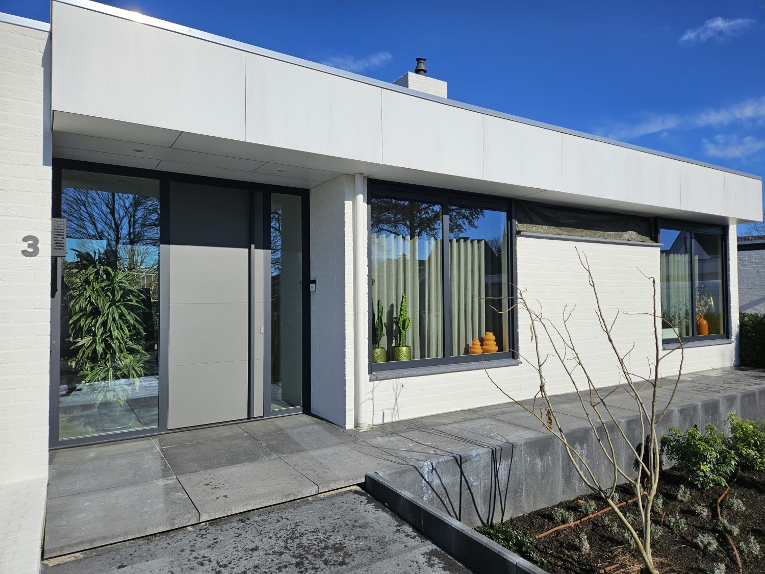Moderne aluminium kozijnen met grote glaspartij in bungalow renovatie Deurne