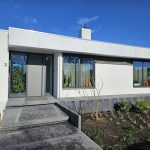 Moderne aluminium kozijnen met grote glaspartij in bungalow renovatie Deurne