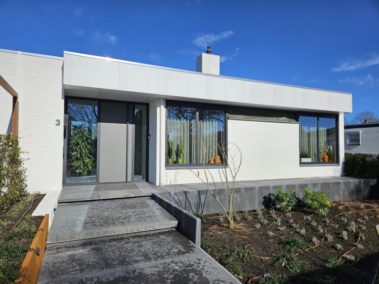Moderne aluminium kozijnen met grote glaspartij in bungalow renovatie Deurne