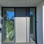 Aluminium deuren en kozijnen bij gerenoveerde bungalow in Deurne geplaatst door Puur Kozijn