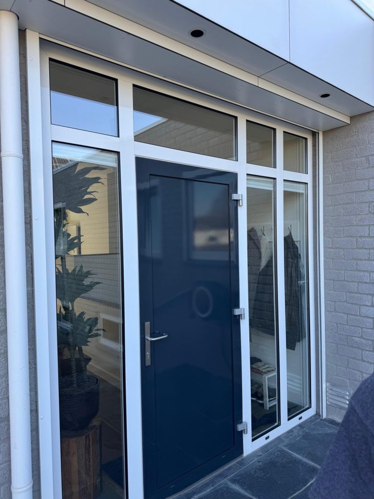 Situatie vóór plaatsing aluminium kozijnen bij woning in Deurne